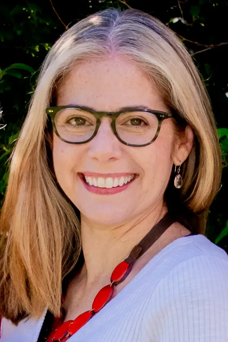 A portrait of Amanda Charney.