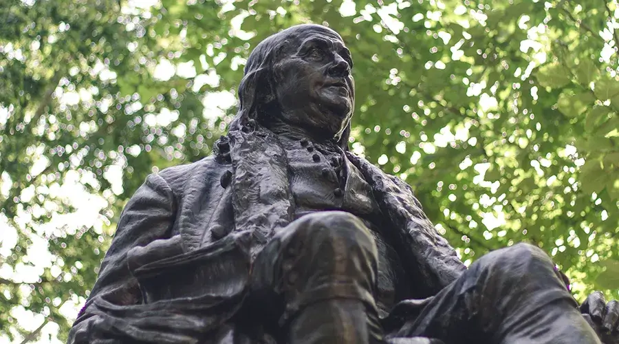 https://giving.upenn.edu/wp-content/uploads/ben-franklin-statue-penn-learning-mobile.webp